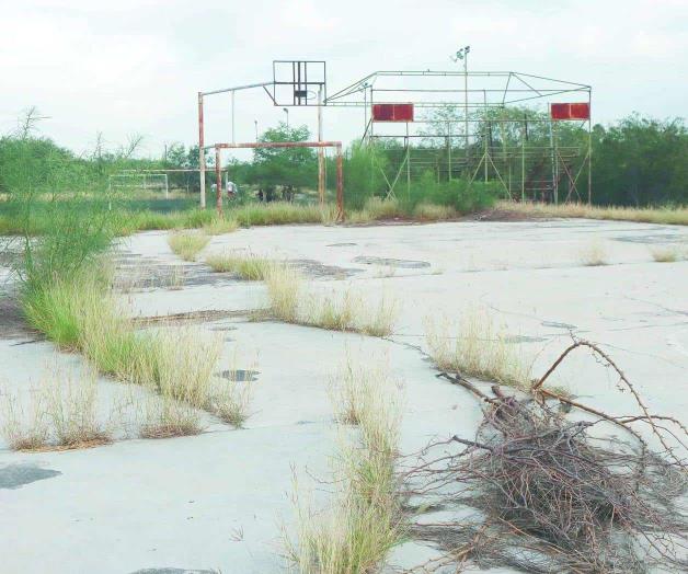 Practican deporte en áreas de abandono en canchas de Carretera Ribereña Practican deporte en áreas de abandono en canchas de Carretera Ribereña