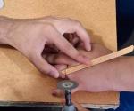 Anillo de compromiso se le queda atorado