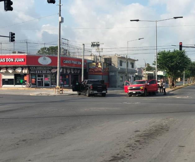 Se pasa semáforo y ocasiona accidente Se pasa semáforo y ocasiona accidente