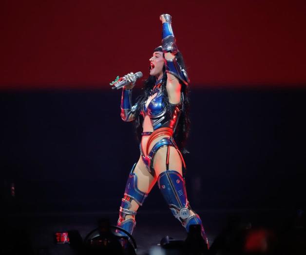 Faces Katy Perry scare with fan in full Sydney show Faces Katy Perry scare with fan in full Sydney show