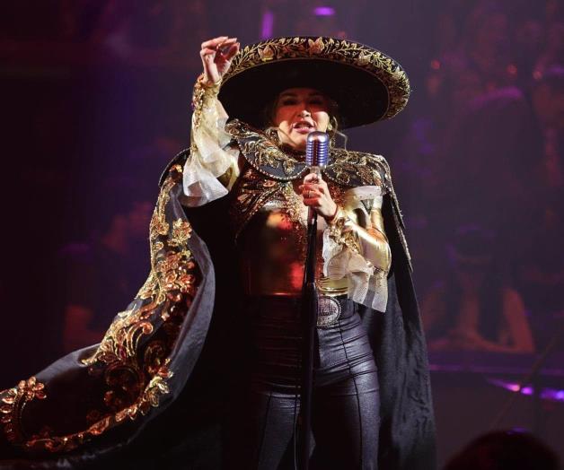 Se mantiene firme, pese a dolor Se mantiene firme, pese a dolor