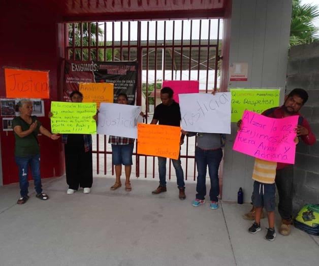 Bloquean primaria Nissan 79 en R&iacute;o Bravo; acusan a maestras de maltrato y discriminaci&oacute;n