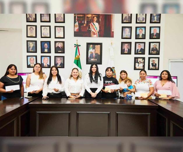 Entrega Nataly becas a madres trabajadoras