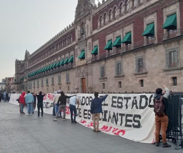 Estudiantes de Chiapas brincan vallas en Palacio Nacional
