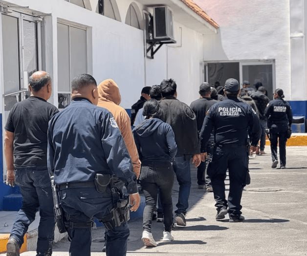 Rescatan a migrantes que intentaban cruzar por muro fronterizo