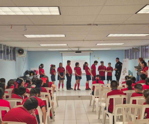 Previenen polic&iacute;as hechos de violencia