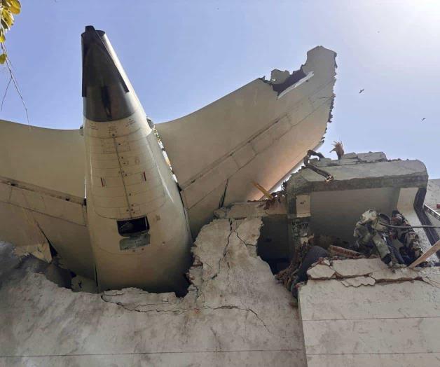 Reportan un sobreviviente de avionazo en la India; viajaban 242 personas a bordo