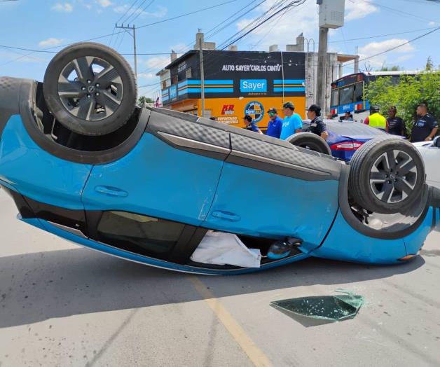 Vuelca y choca en la L&oacute;pez Portillo