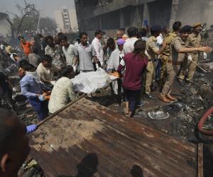 Un avi&oacute;n de Air India con destino a Londres se estrella en Ahmedabad, India, con m&aacute;s de 240 personas