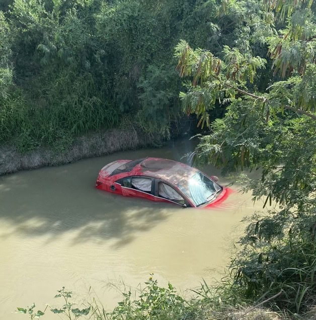 Sacan auto del camino y termina en canal de riego en R&iacute;o Bravo
