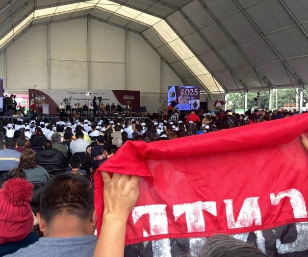 Cumplen docentes amenaza: protestan acto de Sheinbaum Cumplen docentes amenaza: protestan acto de Sheinbaum