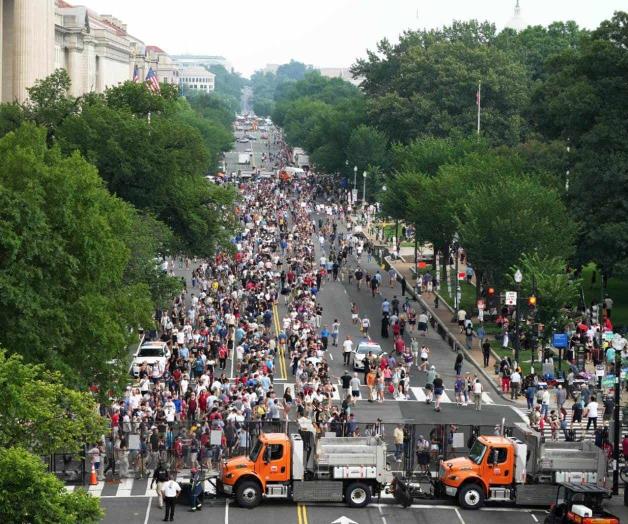 Salen miles a protestar en EU contra Donald Trump