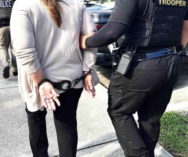 Detienen a una texana por amenazar a agente Detienen a una texana por amenazar a agente