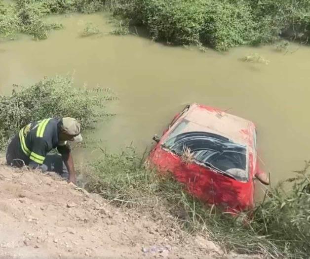 Sacan auto del camino y termina en canal de riego en R&iacute;o Bravo