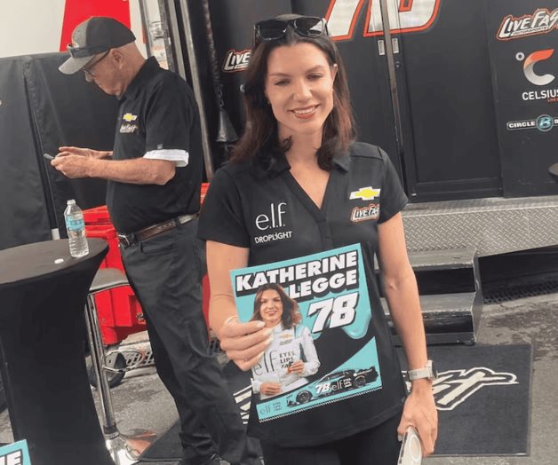 Katherine Legge desea que lleguen m&aacute;s mujeres al automovilismo