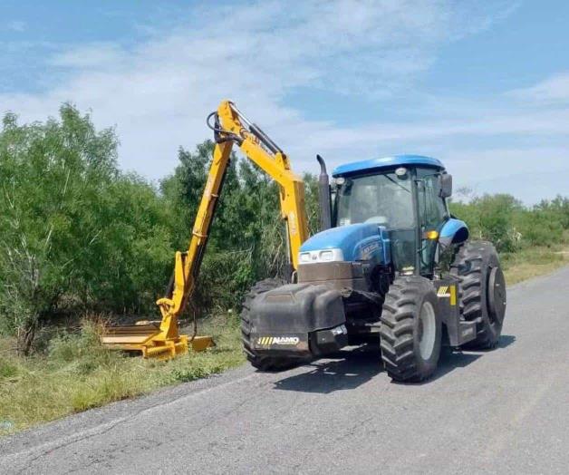 Limpian acotamientos de carretera estatal Limpian acotamientos de carretera estatal