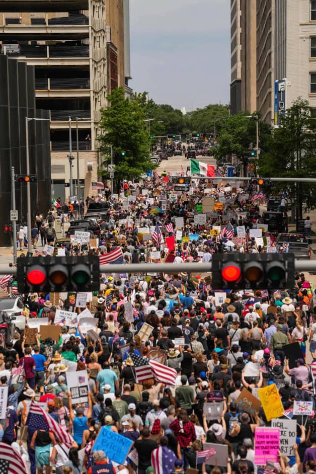 Salen miles a protestar en EU contra Donald Trump