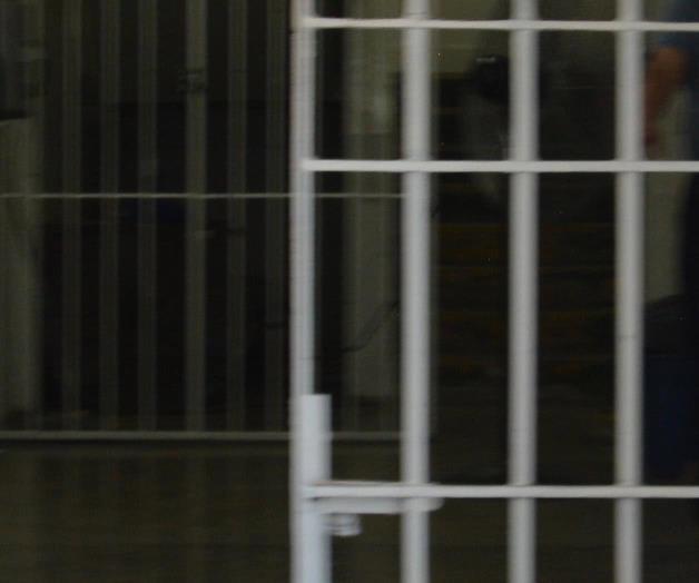 Sorprenden a dama fumando marihuana