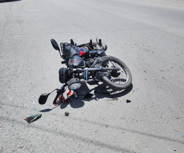 Motociclista choca con auto que se le atravesó Motociclista choca con auto que se le atravesó