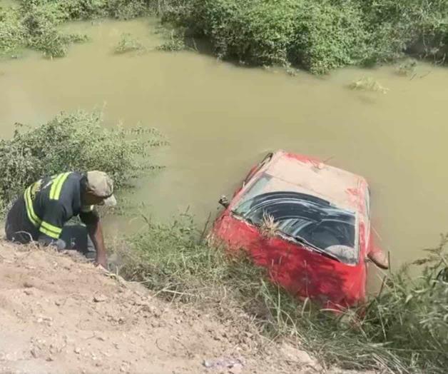 Lo sacan del camino y acaba en un canal