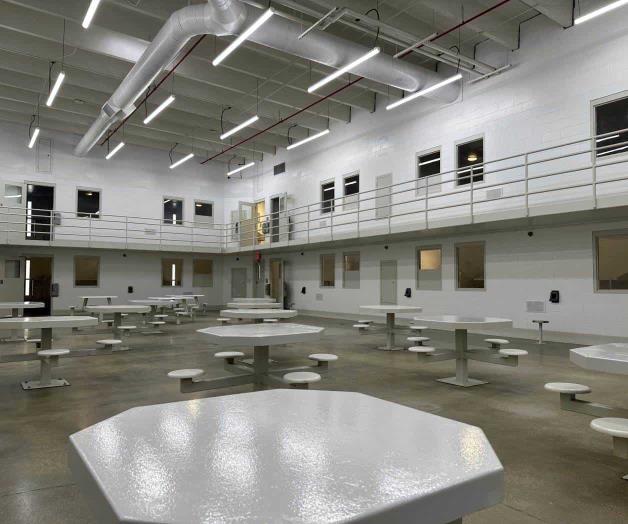 ICE usa contratos sin licitaci&oacute;n, que benefician a grandes firmas, para obtener camas para detenci&oacute;n