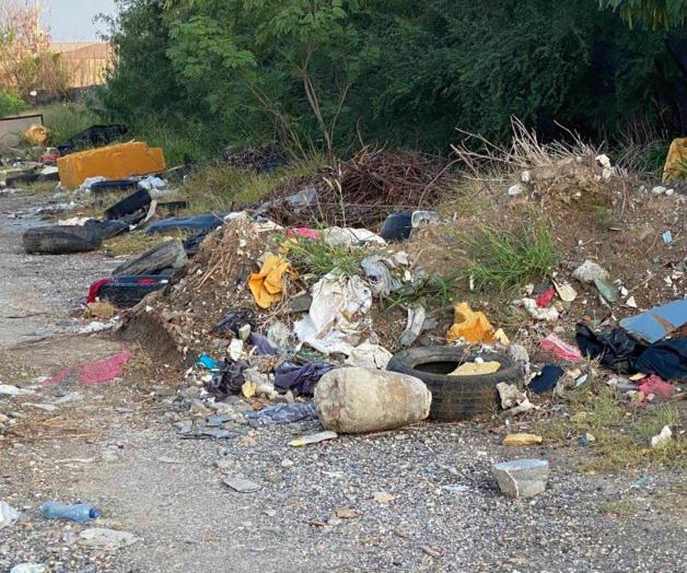 Reportan los vecinos tiradero clandestino