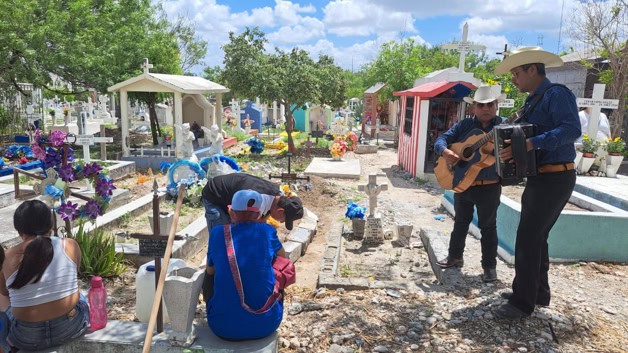 Honran a sus padres en panteón municipal Honran a sus padres en panteón municipal