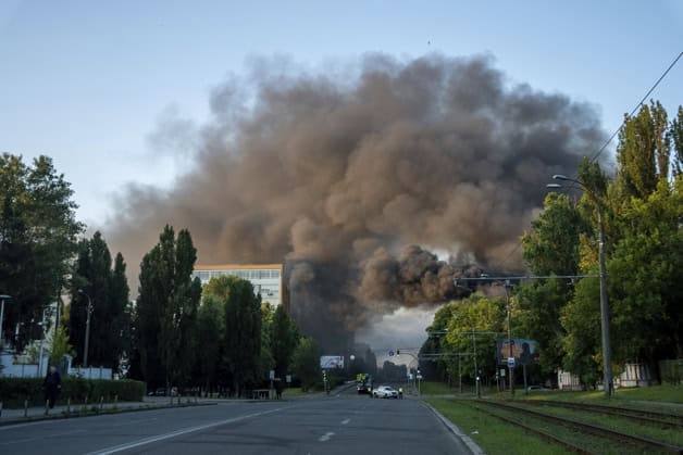 Operativo de emergencia tras bombardeo Rescatistas trabajan entre escombros en Kiev