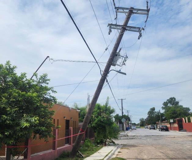 Reportan poste a punto de caer