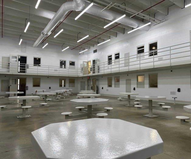 Usa el ICE contratos sin licitaci&oacute;n con CoreCivic