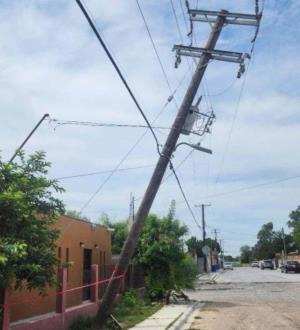 Reportan poste a punto de caer