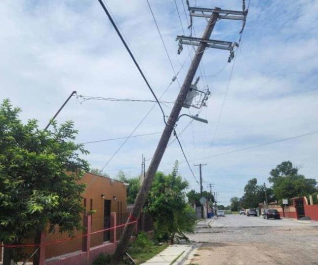 Reportan poste a punto de caer