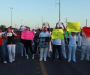 Bloquean empleados del IMSS carretera a San Fernando para exigir búsqueda de compañero desaparecido.