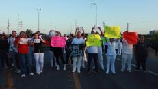 Bloquean empleados del IMSS carretera a San Fernando para exigir búsqueda de compañero desaparecido.
">