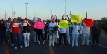 Bloquean empleados del IMSS carretera a San Fernando para exigir búsqueda de compañero desaparecido.