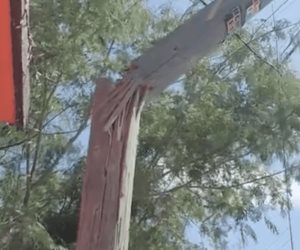 Vecinos Reportan poste caido autoridades competentes no se han acercado al lugar.