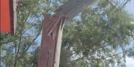 Vecinos Reportan poste caido autoridades competentes no se han acercado al lugar.