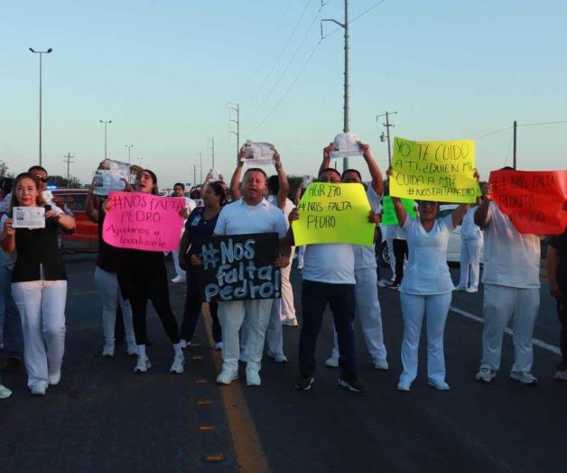 Bloquean carretera empleados del IMSS Bloquean carretera empleados del IMSS
