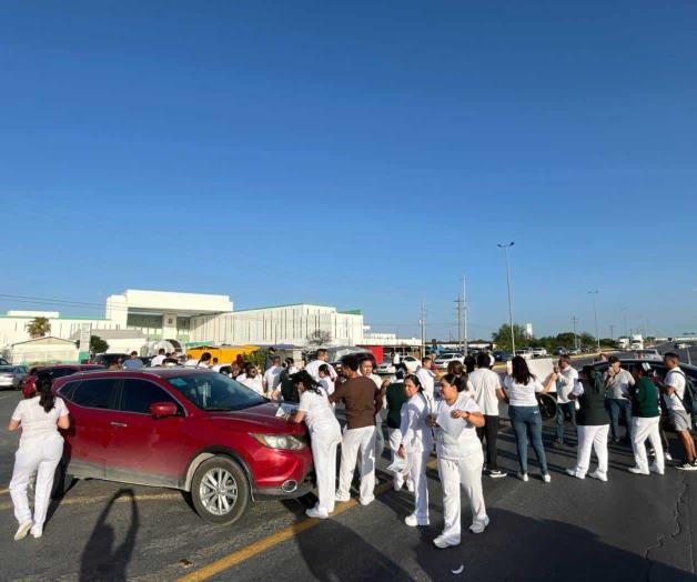 Bloquean carretera para exigir búsqueda de empleado del IMSS