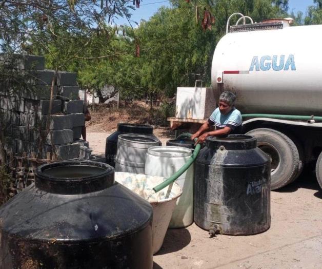 Llevan agua a familias