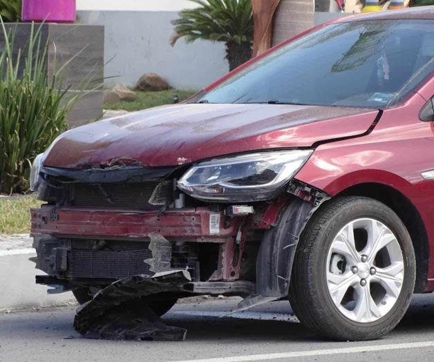Impacta coche con tractocami&oacute;n en Constituci&oacute;n