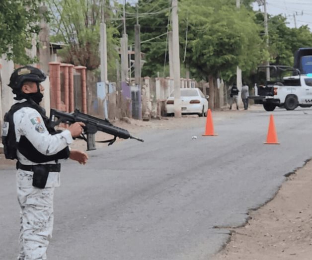Detenido hombre con 7 fusiles autom&aacute;ticos y recuperados 7 autos en Sinaloa