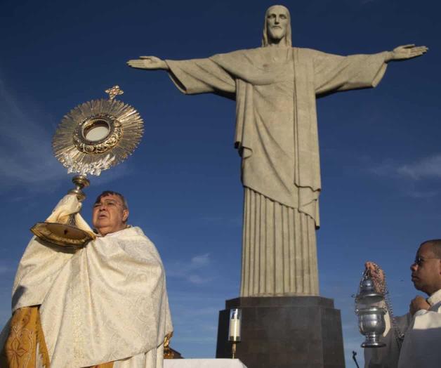 Cat&oacute;licos piden protecci&oacute;n ambiental en R&iacute;o Janeiro frente al Cristo Redentor