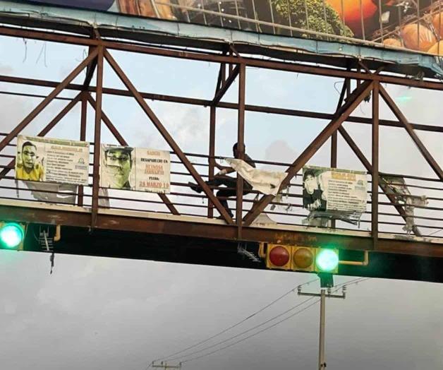 Intent&oacute; lanzarse de puente peatonal en R&iacute;o Bravo; fue rescatado por param&eacute;dicos