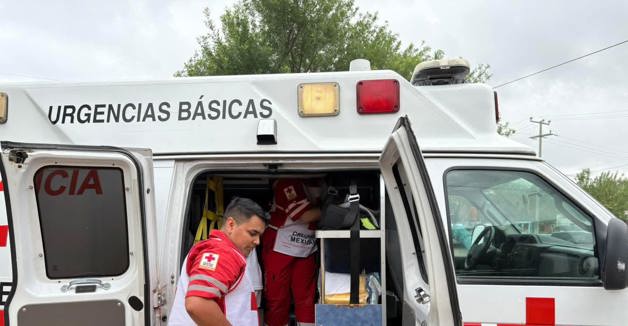 Intent&oacute; lanzarse de puente peatonal en R&iacute;o Bravo; fue rescatado por param&eacute;dicos