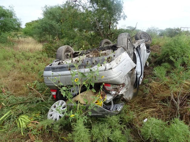 Vuelca auto en libramiento de R&iacute;o Bravo; conductor huye y luego regresa a reclamarlo