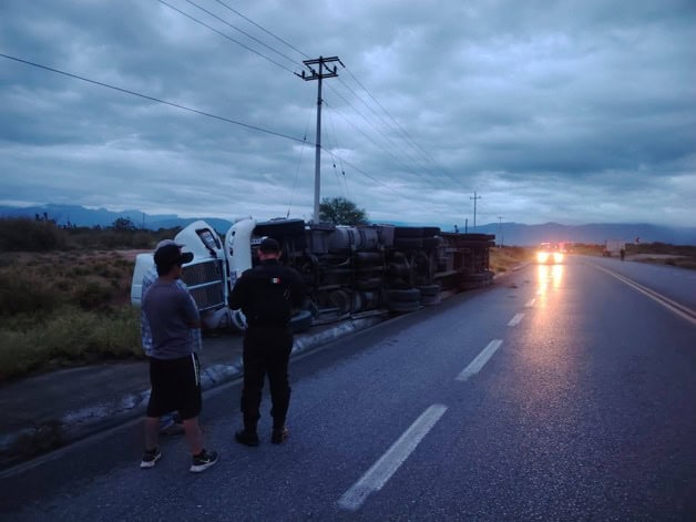 Vuelca tractocami&oacute;n en Jaumave deja un lesionado