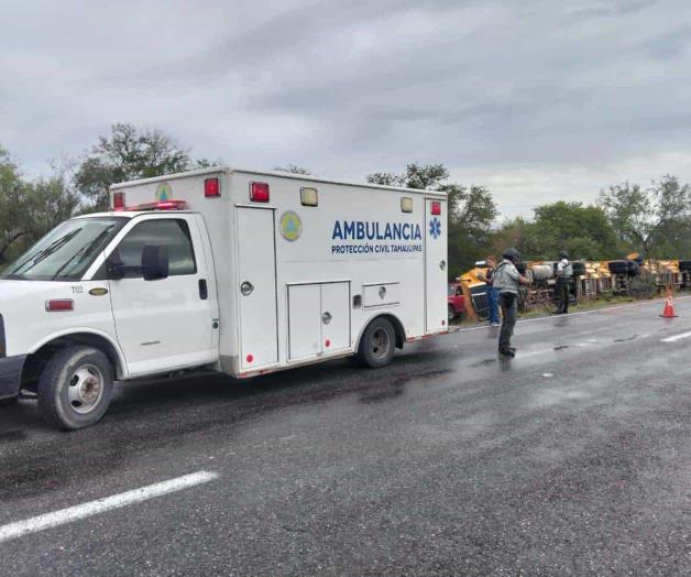 Trailero, herido en volcadura