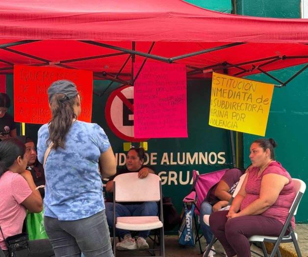 Nueva protesta de padres de familia