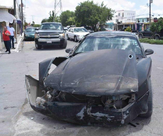 Se le atraviesa camioneta y choca Se le atraviesa camioneta y choca